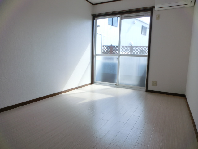 Entrance. Surrounding, It is a very quiet environment! ! Parkland is also a short walk away!