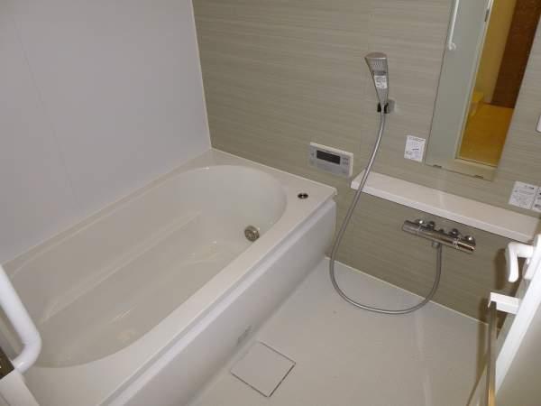 Bathroom. Tub thermos bathtub, It adopts the air-in shower