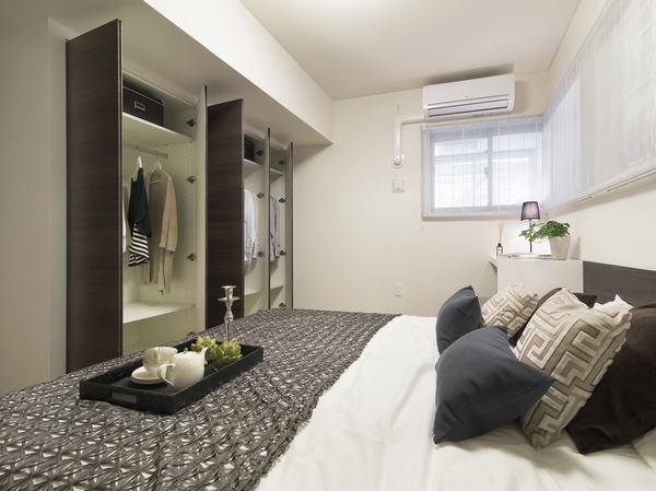 Because it does not face the shared hallway, The main bedroom breadth of afford to quietly rest. More spacious Western-style rooms with wide closet (1)