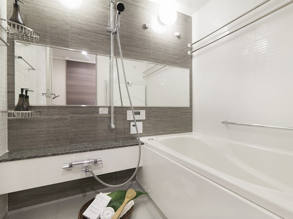 Bathroom of room in with their children. Close the lid to wash the tub automatically simply by pressing the switch employs a "clean tub". Effective mist Kawakku also standard equipment in the health and beauty