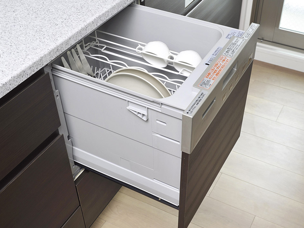 Kitchen.  [Dish washing and drying machine] It can be out the dishes in a comfortable position from the top, Slide open type. About 5 servings of dishes to wash at a time, Room is born after a meal of moments (same specifications)