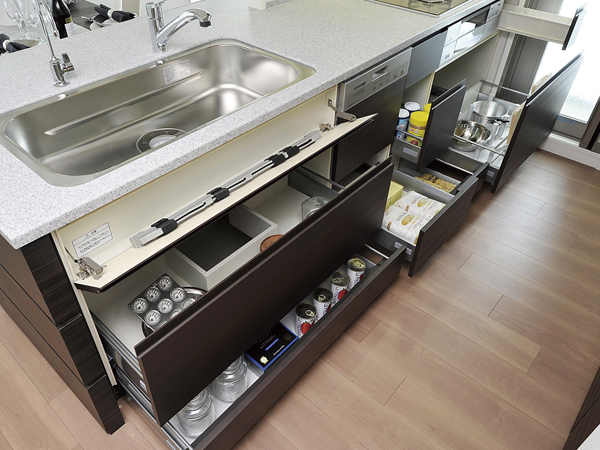 Kitchen.  [Slide with storage silent rail] Germany also swiftly closed close to the quiet ・ Adopt a slide housing equipped with Hetihi manufactured by silent rail. Others cookware, such as tableware and pot can hold, The cabinet front are also equipped with a kitchen knife storage ( ※ Except for some. Same specifications)