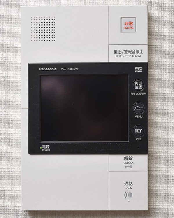 Security.  [Color TV monitor with intercom] Equipped with an intercom with a color TV monitor that can check the visitors in the voice and the color image. It is a convenient hands-free type (same specifications)