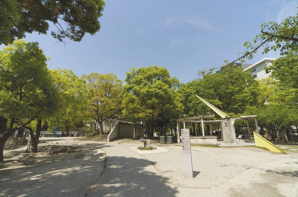 Esaka park: an 8-minute walk (about 600m). Full of trees and flowers in the vast site, There is also a Esaka citizen service corner and Esaka Library. It is also popular as jogging and walking trails.