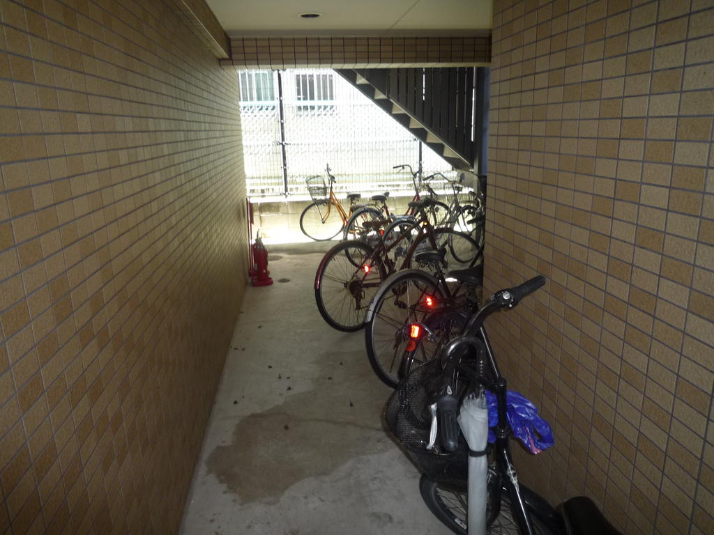 Parking lot. Large bike Please consult. This is an automatic lock in.