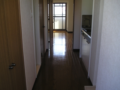 Living and room. It is a photograph from the front door. You can also ensure refrigerator space. 