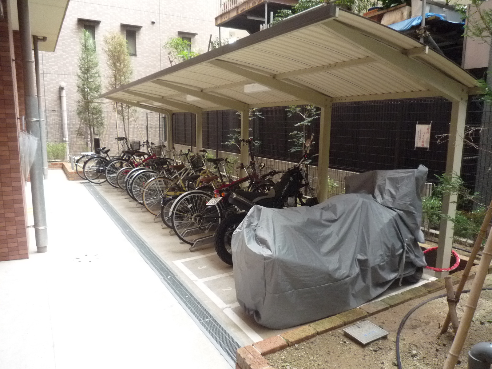 Parking lot. Bicycle parking of large-scale bike is also possible! Please consult.