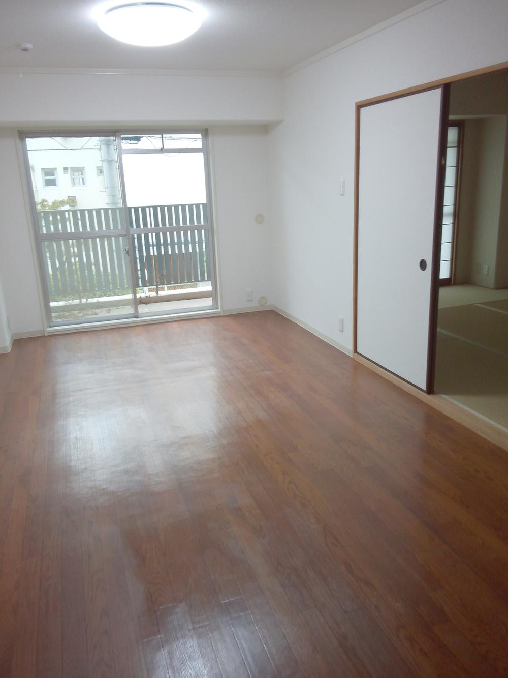 Living. Guests can comfortably in a wide living room! Good per sun