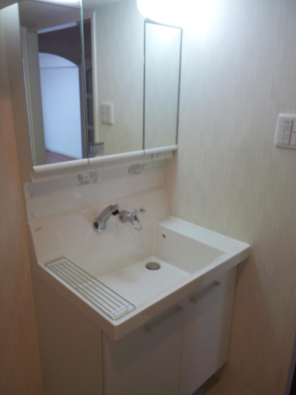 Wash basin, toilet. Washroom