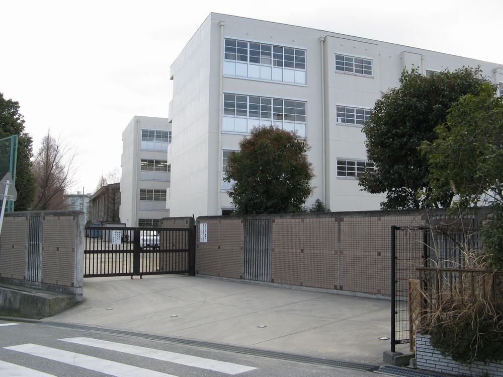 Junior high school. 1187m to Suita City Katayama Junior High School