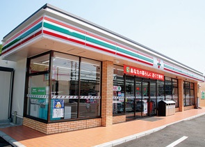 Convenience store. Seven-Eleven Suita Senriyamanishi 5-chome up (convenience store) 684m