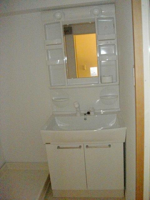Wash basin, toilet. Shampoo dresser (August 2013) Shooting