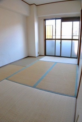 Living and room. 6-mat Japanese-style room