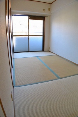 Living and room. 4-mat Japanese-style room