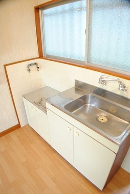 Kitchen. 2-neck is a gas stove can be installed. 