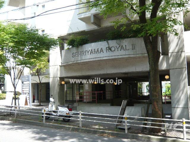 Entrance. Entrance (also contains stores)