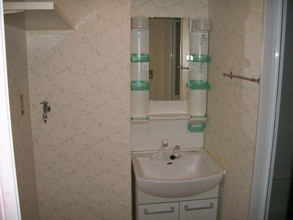 Washroom. Spacious is also vanity dressing room! Water around also enhance! The room is a laundry bread! 