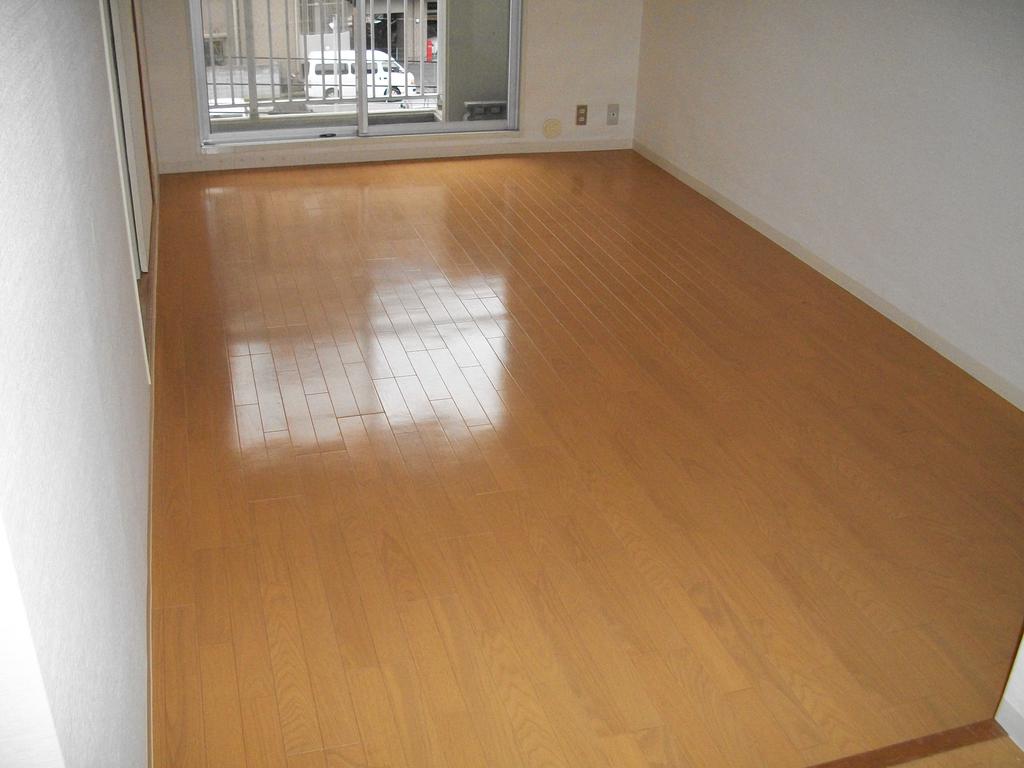 Other room space. Facing the south-facing balcony, It is a bright living room. 