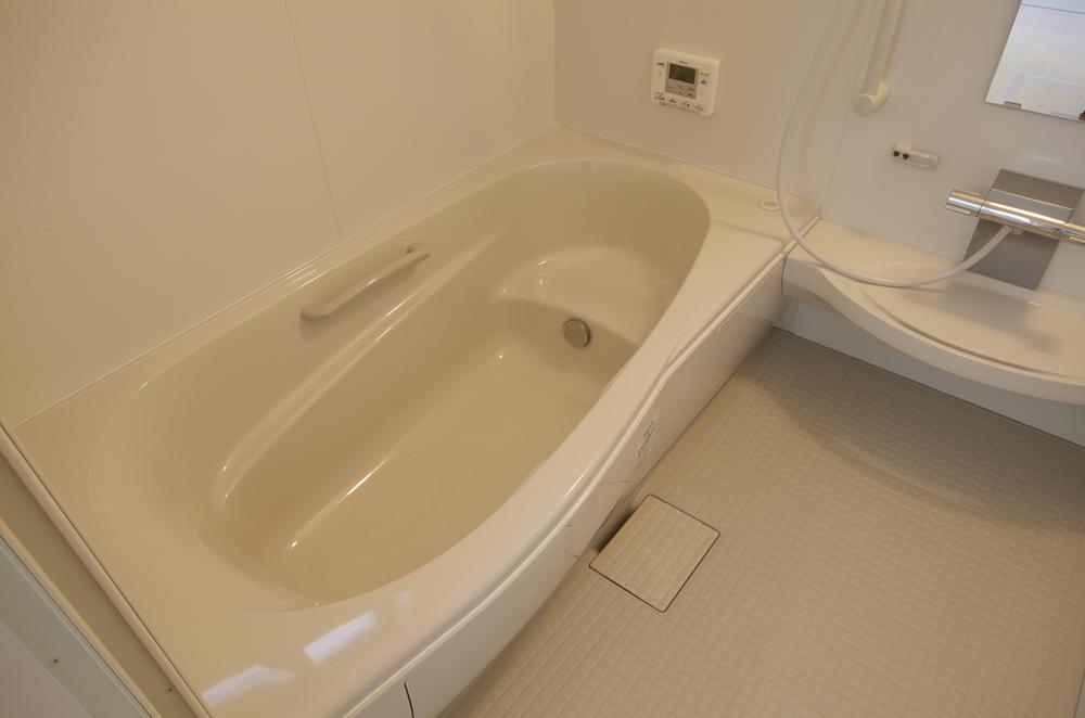 Bathroom. Spacious size can stretch even foot (image is a reference)