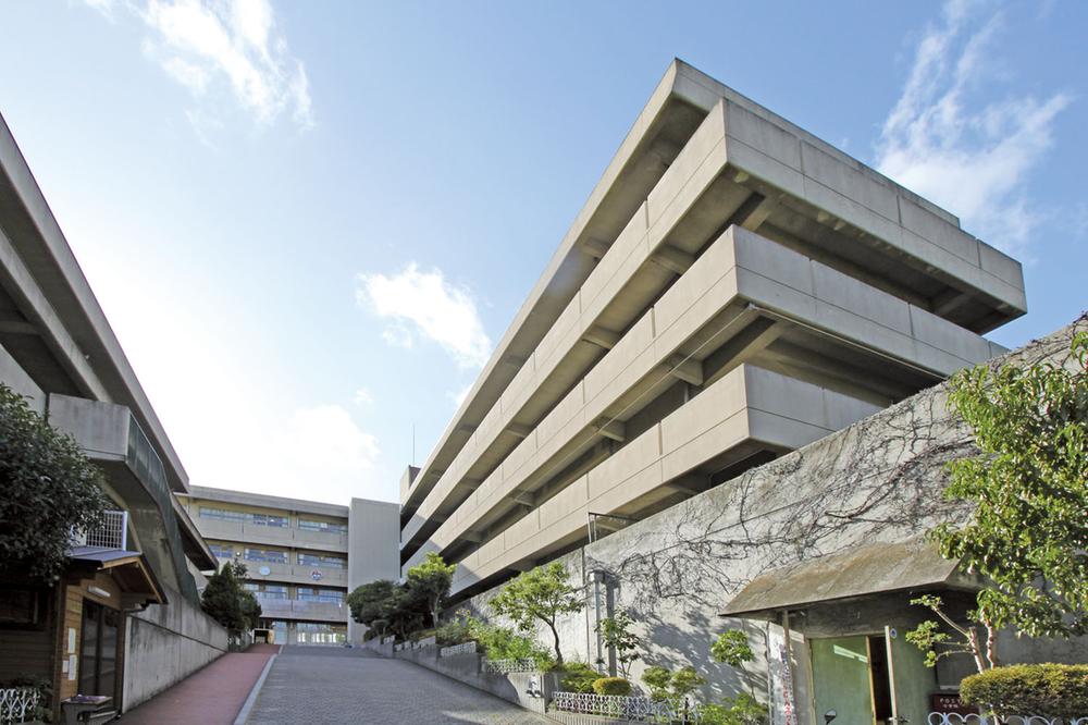 Primary school. Katayama Elementary School (8-minute walk)