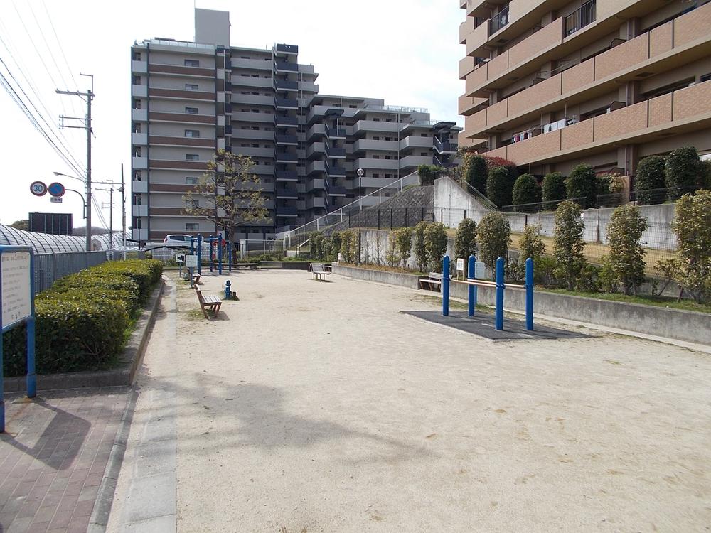 Other common areas. Is a park adjacent to the apartment. Because it is a large park, You can playing carefree To children.