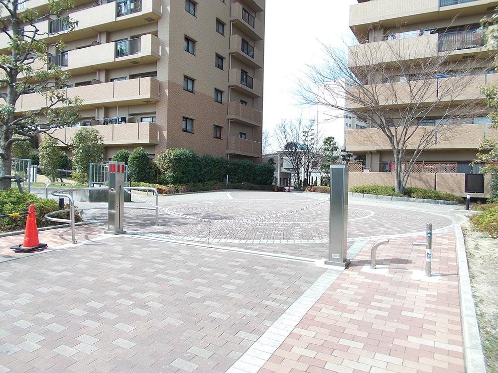 Parking lot. It is the entrance of the parking lot. Since the width is wide It is not good also safe towards the operation.