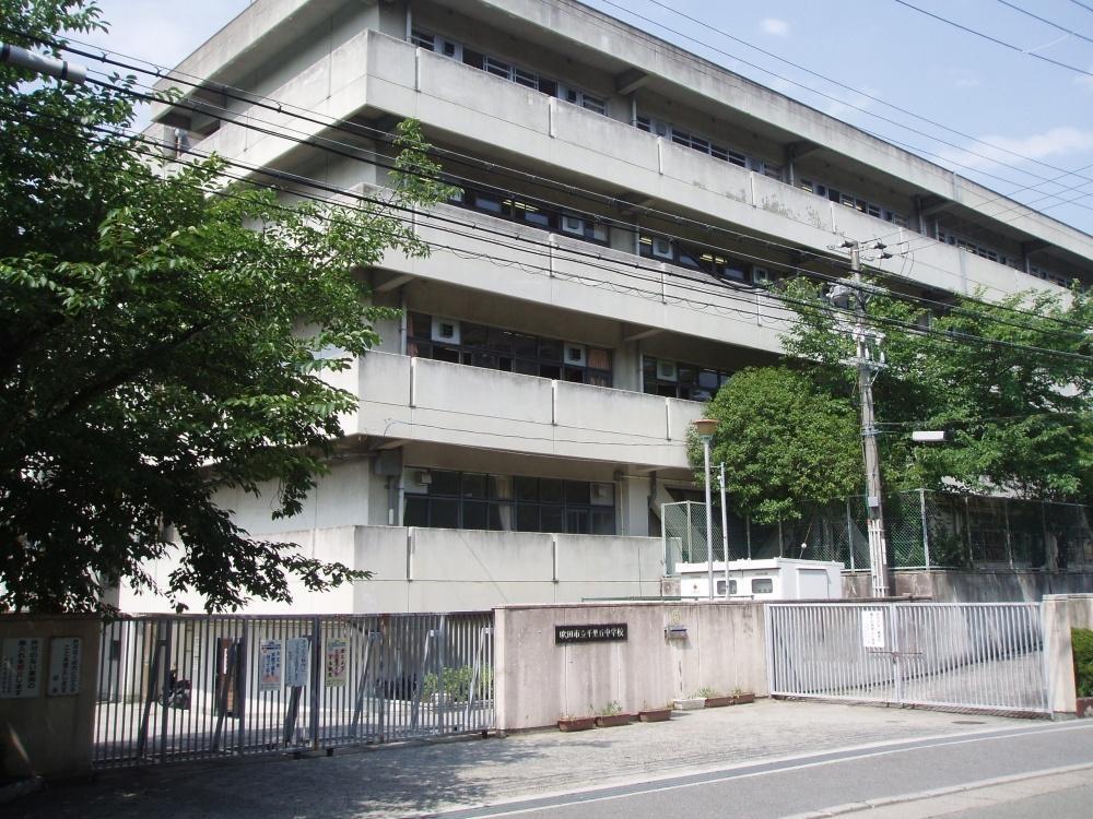 Junior high school. 984m to Suita Municipal Senrioka junior high school