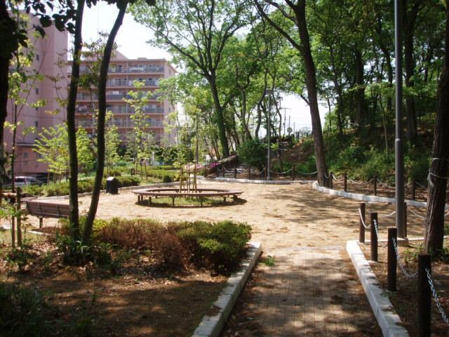 Other. Adjacent land of the park can enjoy the change of seasons lush four seasons.