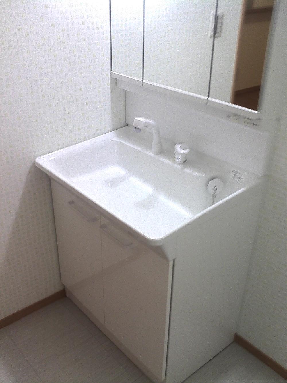 Wash basin, toilet. Vanity of a large sink