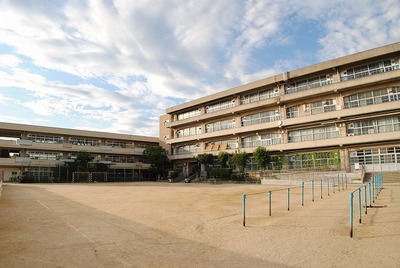 Primary school. Yamada first elementary school (elementary school) up to 350m