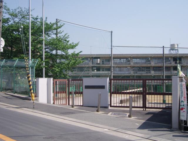 Junior high school. Because to 1312m Yamada Junior High School until Suita Tateyama Tanaka school through the small streets of relatively traffic, It is safe