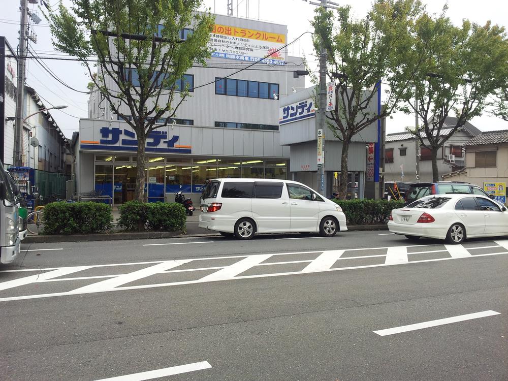 Supermarket. It is convenient because there is a supermarket near 759m to Sandy Suita sunrise shop