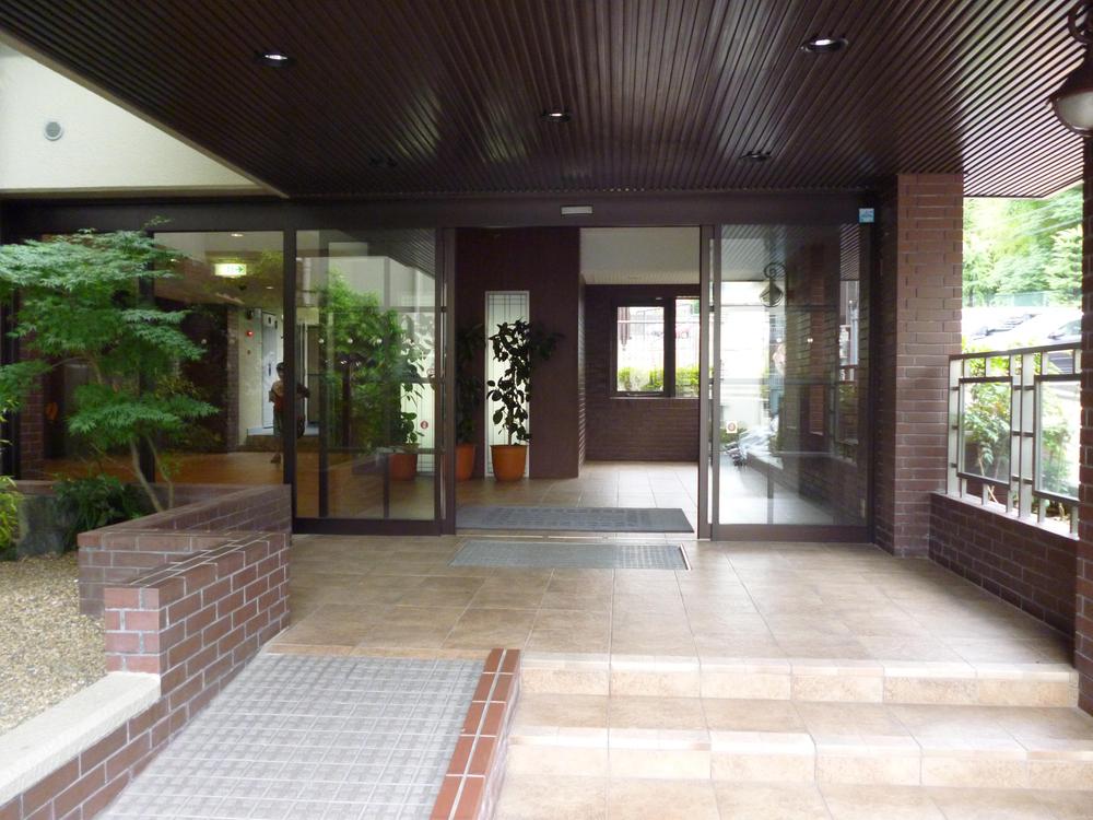Entrance. Automatic door