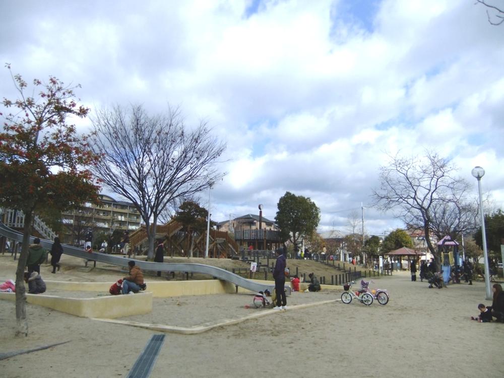 park. 660m until Saideraminamigaoka park   ◆ Saideraminamigaoka park. Holiday, Filled with family to enjoy a picnic. Wide ground be adjacent, Pleasing even the children of the figure to enjoy friends and soccer and Dotchiboru. 