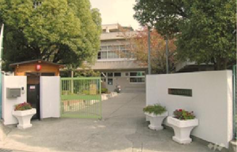 Primary school. 1200m to Suita Municipal Chisato first elementary school   ◆ 1873, such as that (1873) historical children of parents and grandparents in the elementary school of the founding is also a graduate, Not uncommon to attend the three generations. 