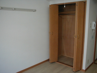 Receipt. There is also firmly closet! It is spacious also room! 