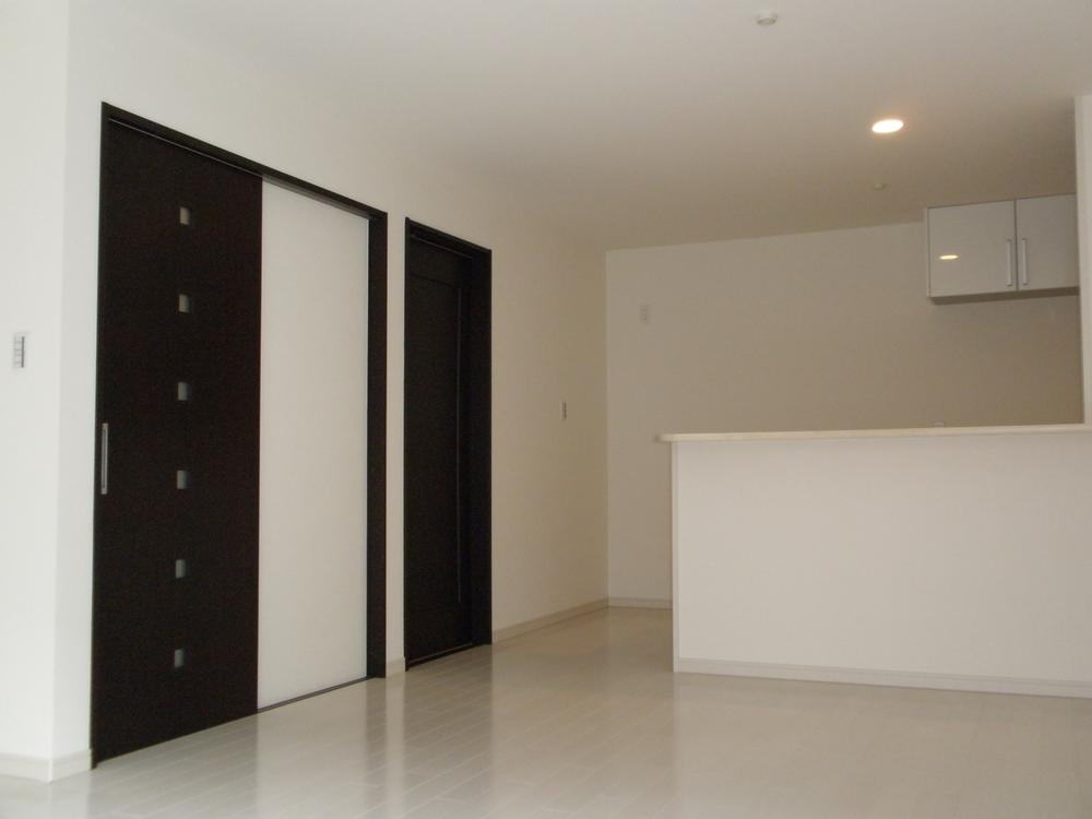 Same specifications photos (living). Example of construction of a white flooring and dark brown-based colors of the interior doors color