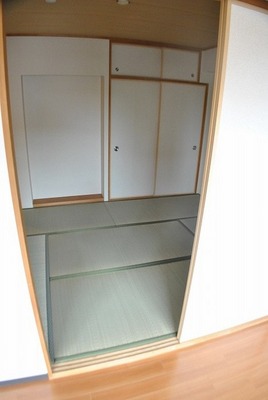 Living and room. Japanese-style room to settle