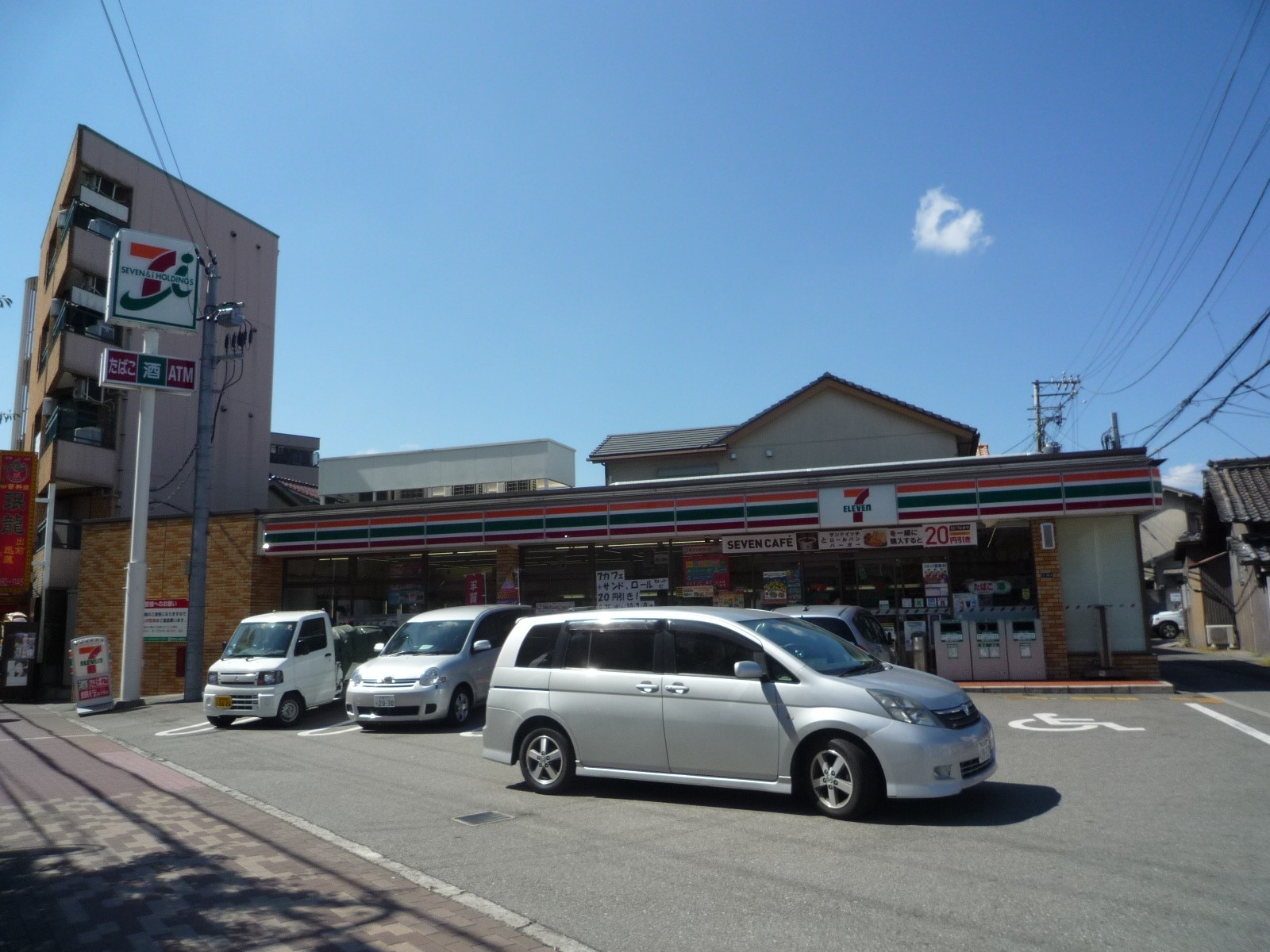 Convenience store. Seven-Eleven Suita Motomachi store up (convenience store) 121m