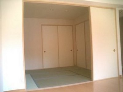 Living and room. Japanese-style room is recommended for those who have children are folded. 