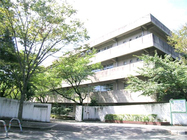 Primary school. 615m to Suita Municipal Kita Yamata Elementary School