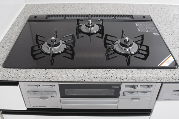 Kitchen.  [3-neck glass top stove] Beautiful luster, In care also simple three-necked glass top stove, Konasemasu also multiple of cooking at the same time. With the right burner is a convenient temperature control function. Also without water two-sided grill also standard (same specifications)