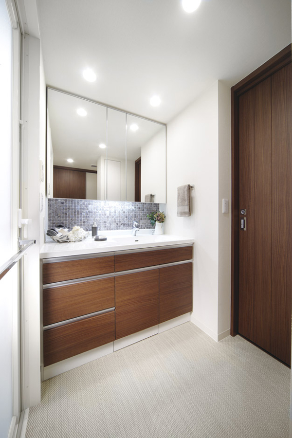 Bathing-wash room.  [bathroom] The back of the three-sided mirror, Set up a space that you can organize your cosmetics and accessories functionally. Also, Utilizing the baseboards part of vanity, Storage space of the health meter is provided (F type model room)