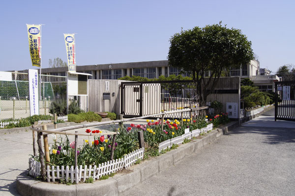 Surrounding environment. Attractive is the surrounding environment can feel the change of seasons. 1965 founding of the municipal elementary school / Municipal Fujishirodai Elementary School (6-minute walk ・ About 430m)