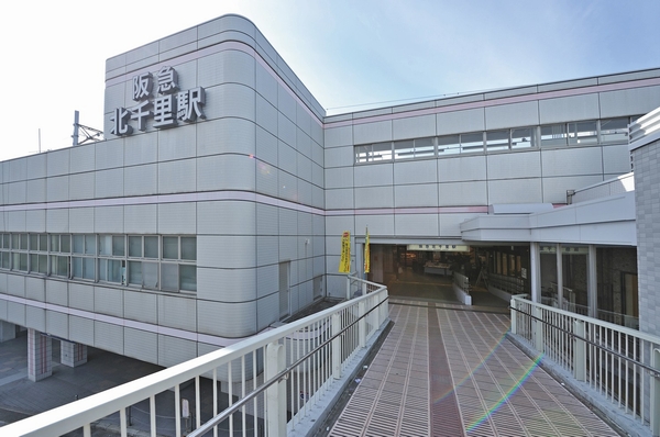 Hankyu Senri Line of station of origin "Kitasenri" station. I'm glad to be able to sit down and commuting