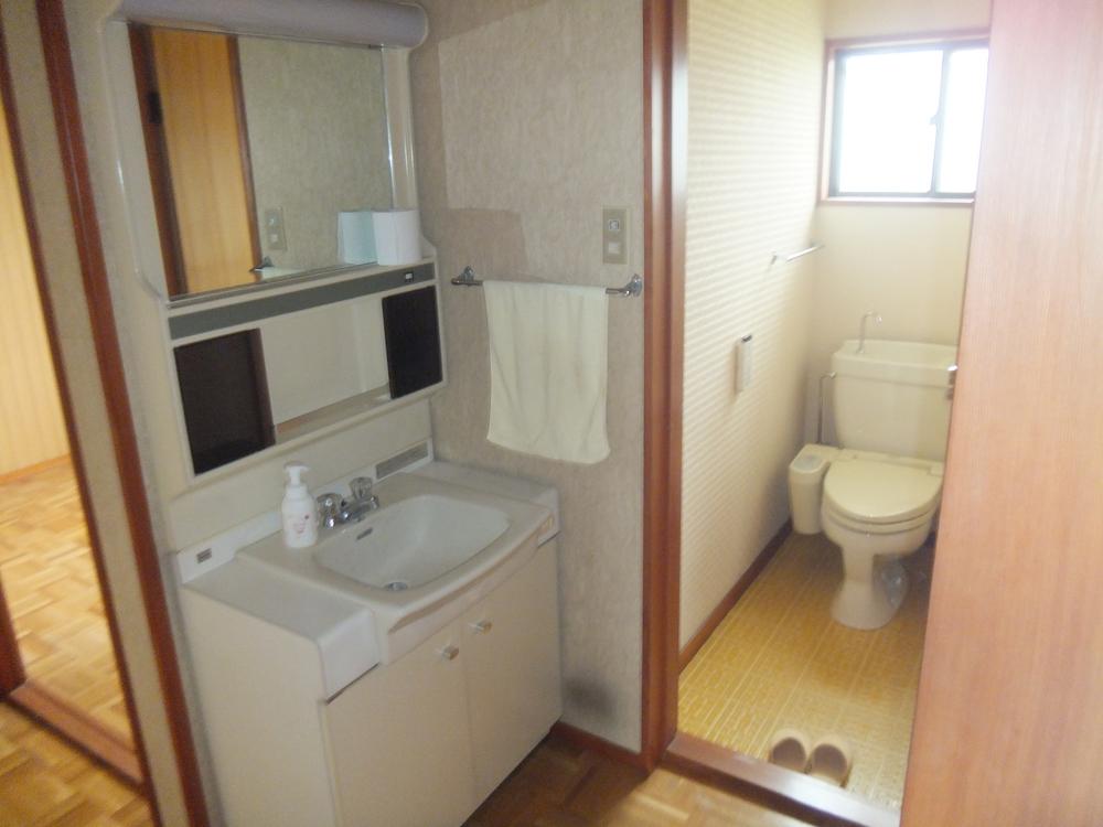 Toilet. Indoor (July 2013) Shooting ・ Second floor toilet ・ Yes basin
