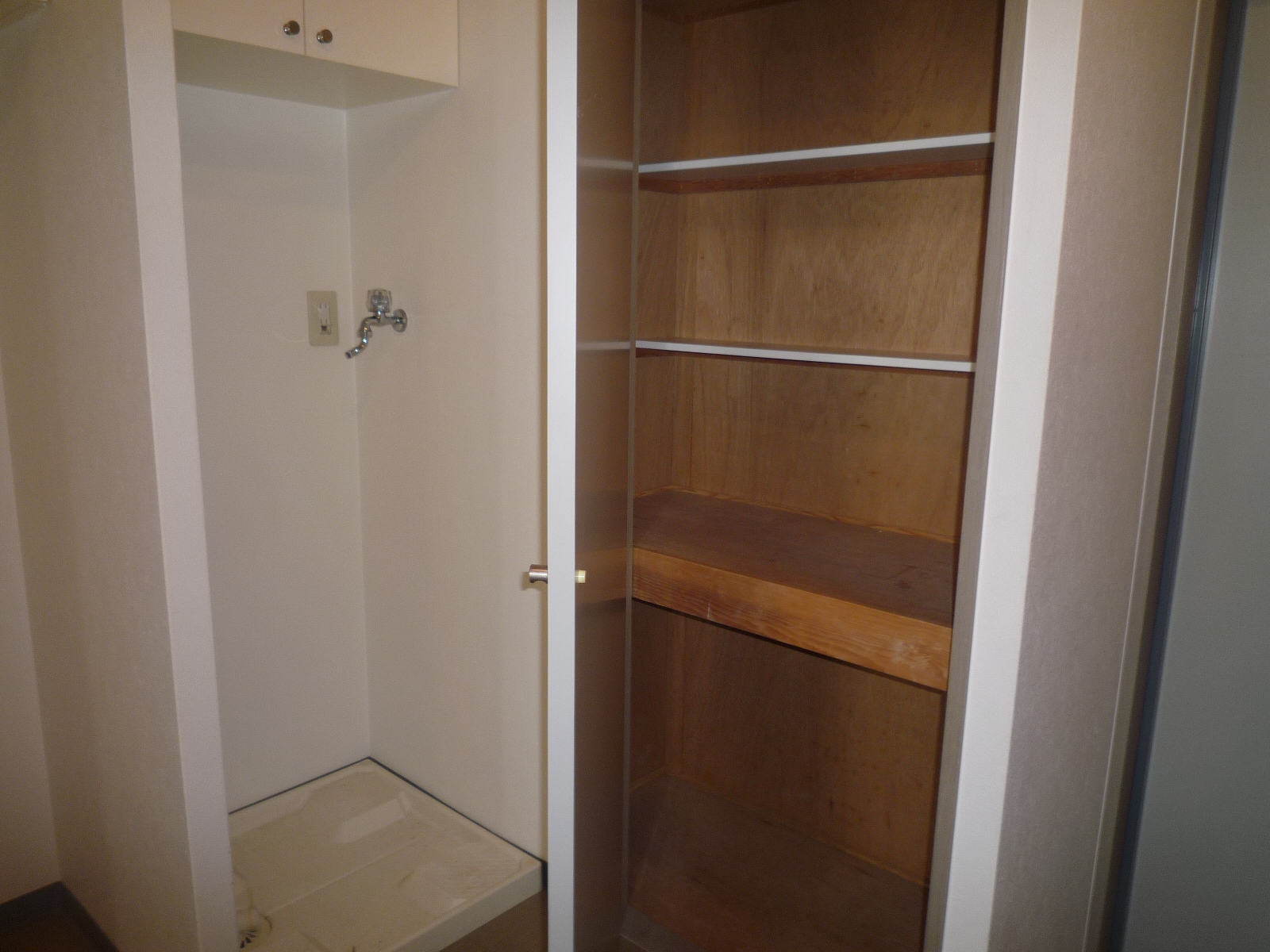 Washroom. Excellent storage capacity! refrigerator! And washing machine, Nor storage rack to the top! 