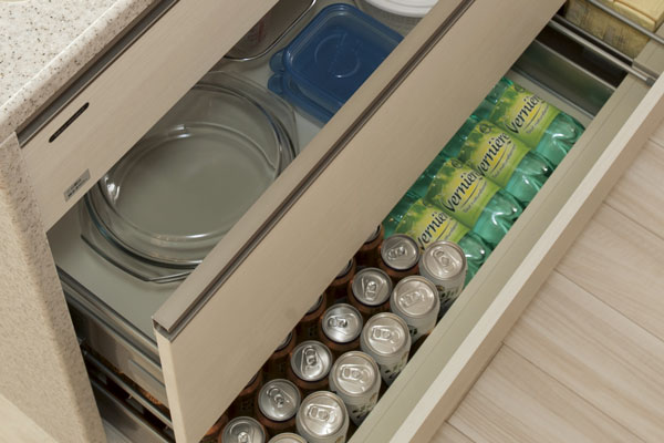 Kitchen.  [Skirting storage] 500ml cans ※ And pot, Also enter heavy object of the hot plate or the like has become a storage space of large capacity.  ※ Kitchen counter height select 80cm during the selection except (same specifications)