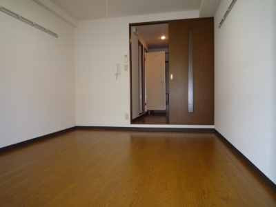 Living and room. spacious! In the street of the apartment name! All houses facing south! ! 