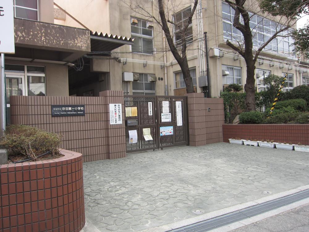 Primary school. 875m to Suita Municipal Suita first elementary school
